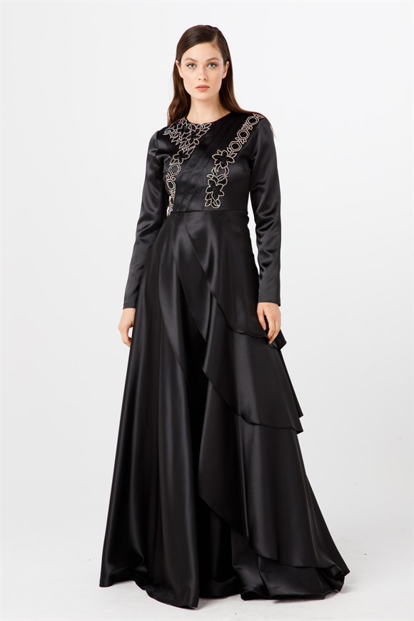 Siyah Asimetrik Volan Etekli, Ön Pili Detaylı, Taşlı Abiye Elbise