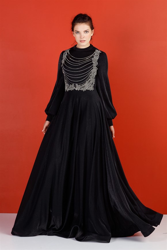 Siyah - Önü Taş İşlemeli Eteği Kiloş Geniş Manşetli Abiye Elbise