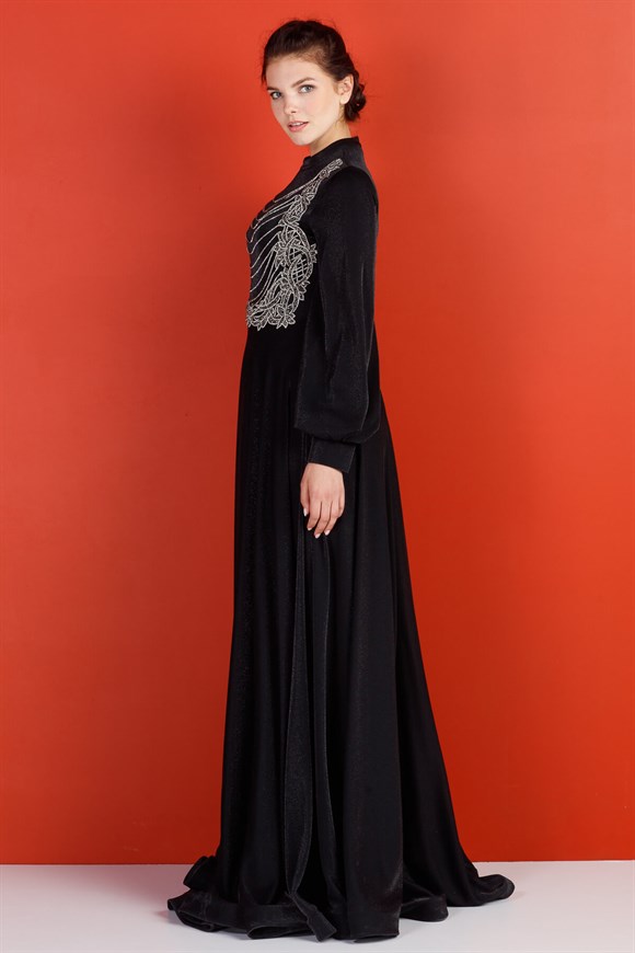 Siyah - Önü Taş İşlemeli Eteği Kiloş Geniş Manşetli Abiye Elbise