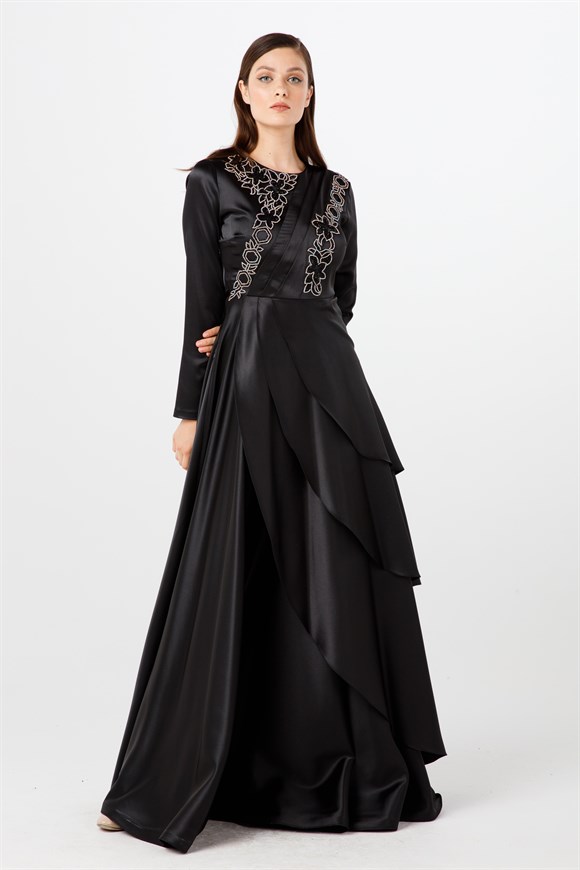 Siyah Asimetrik Volan Etekli, Ön Pili Detaylı, Taşlı Abiye Elbise