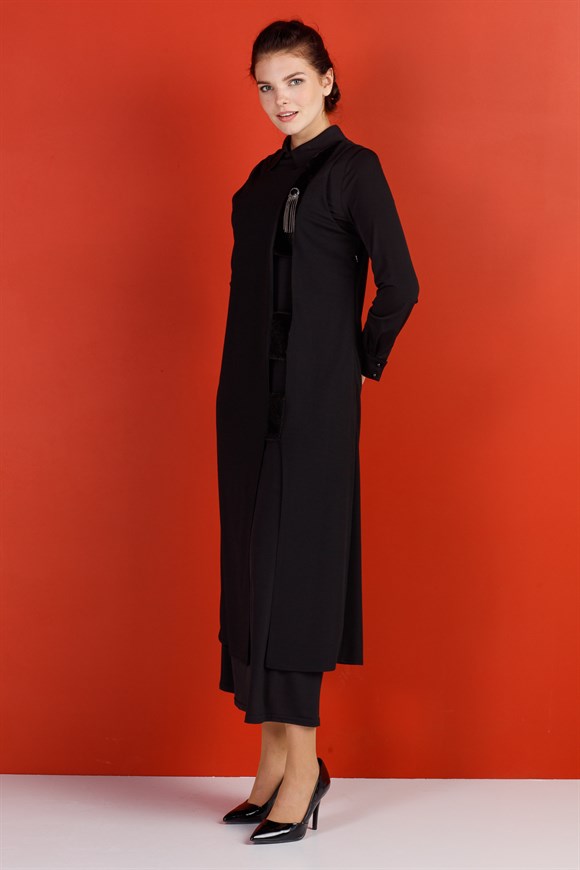 Siyah - Jile Önü Kürk ve Pencere Detaylı Yakası Broşlu Elbiseli Takım
