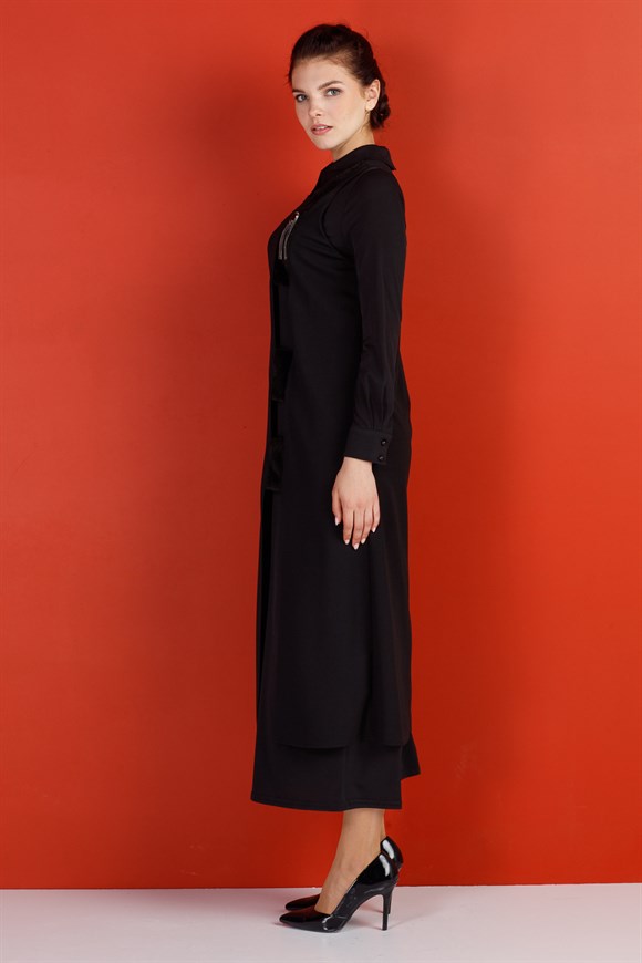 Siyah - Jile Önü Kürk ve Pencere Detaylı Yakası Broşlu Elbiseli Takım