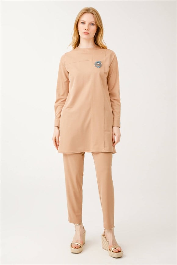 Brooch Detailed Comfortable Trousers Set - Camel