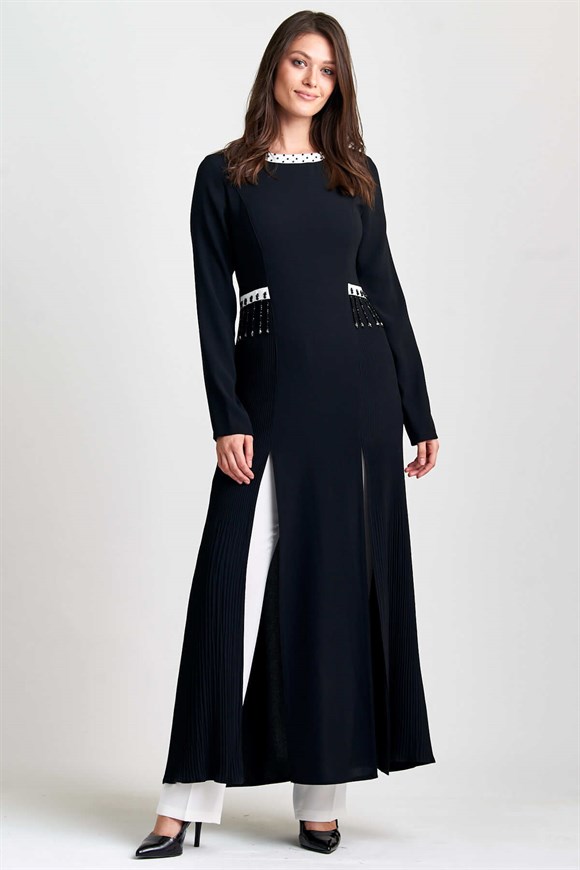 Siyah Kristal Boncuk Aksesuarlı Yandan Piliseli, Yırtmaçlı Elbise
